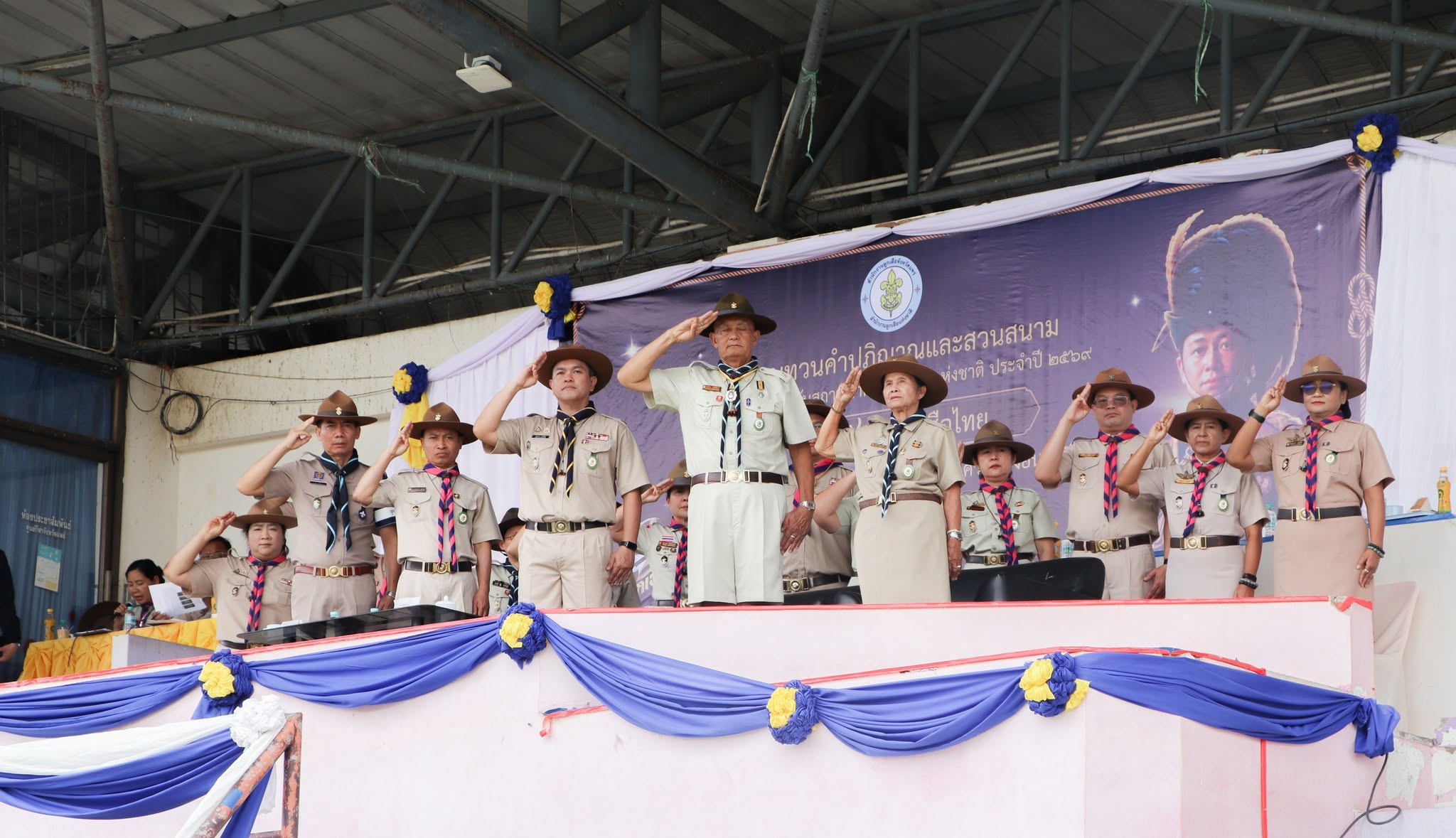 ดร.จันทรา ส่งศรี  ผู้อำนวยการลูกเสือวิทยาลัยการอาชีพสอง เข้าร่วมพิธีทบทวนคำปฏิญาณและสวนสนาม เนื่องในวันคล้ายวันสถาปนาคณะลูกเสือแห่งชาติ จัดโดยสำนักงานลูกเสือจังหวัดแพร่