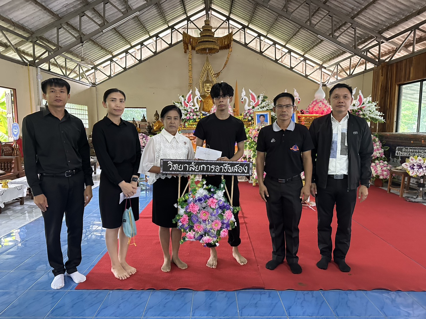 ดร.จันทรา ส่งศรี ผู้อำนวยการวิทยาลัยการอาชีพสอง พร้อมด้วยคณะผู้บริหาร ตัวแทนครู และบุคลากรทางการศึกษา เดินทางเข้า เยี่ยมเคารพศพ